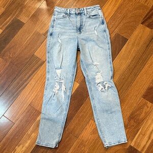Hollister Light ultra high-rise mom Jean, size 3R
